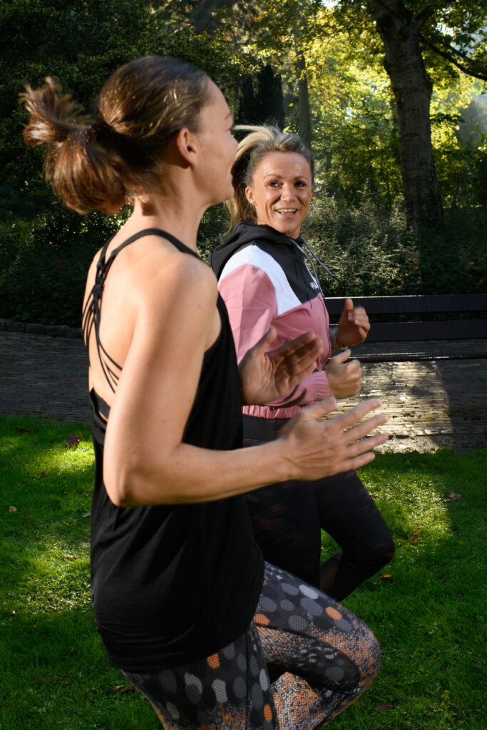 personal training rennende beweging - 2 vrouwen