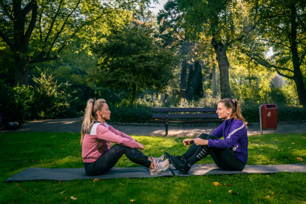 ademhalen tijdens sporten - burpees met twee op een grasveld