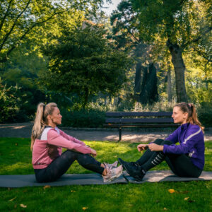 ademhalen tijdens sporten - burpees met twee op een grasveld