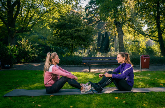 ademhalen tijdens sporten - burpees met twee op een grasveld